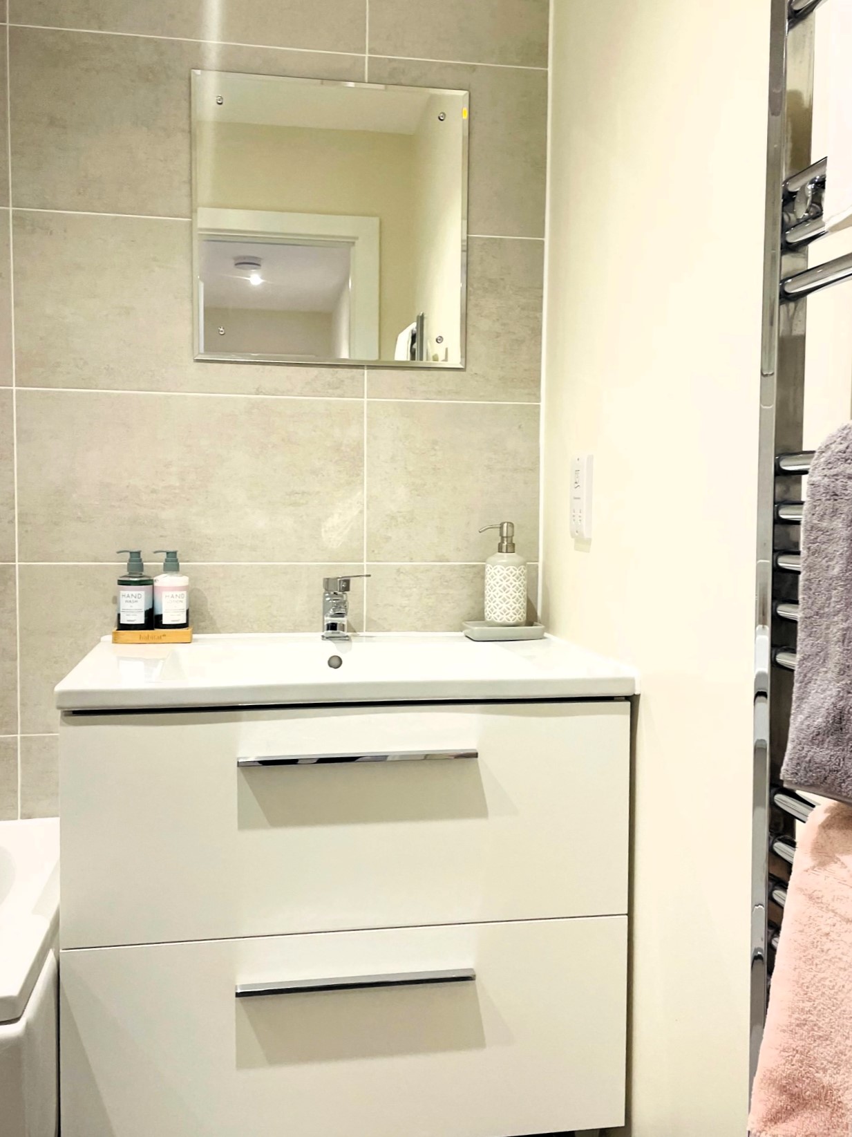 Apartments to Rent by Una Living in Hunslet House, Corby, NN17, bathroom