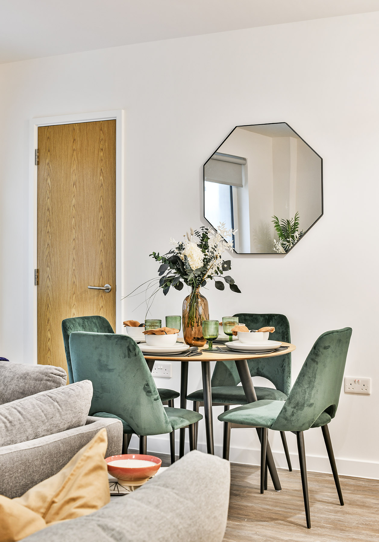 Apartments and houses to Rent by Touchstone Resi in The Blockhouse, Brighton, BN1, dining area