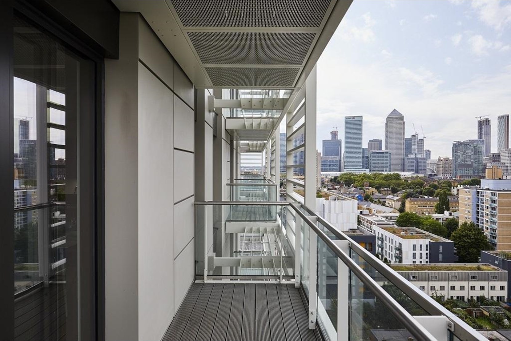 Apartments to Rent by Savills at The Highline, Tower Hamlets, E14, private balcony