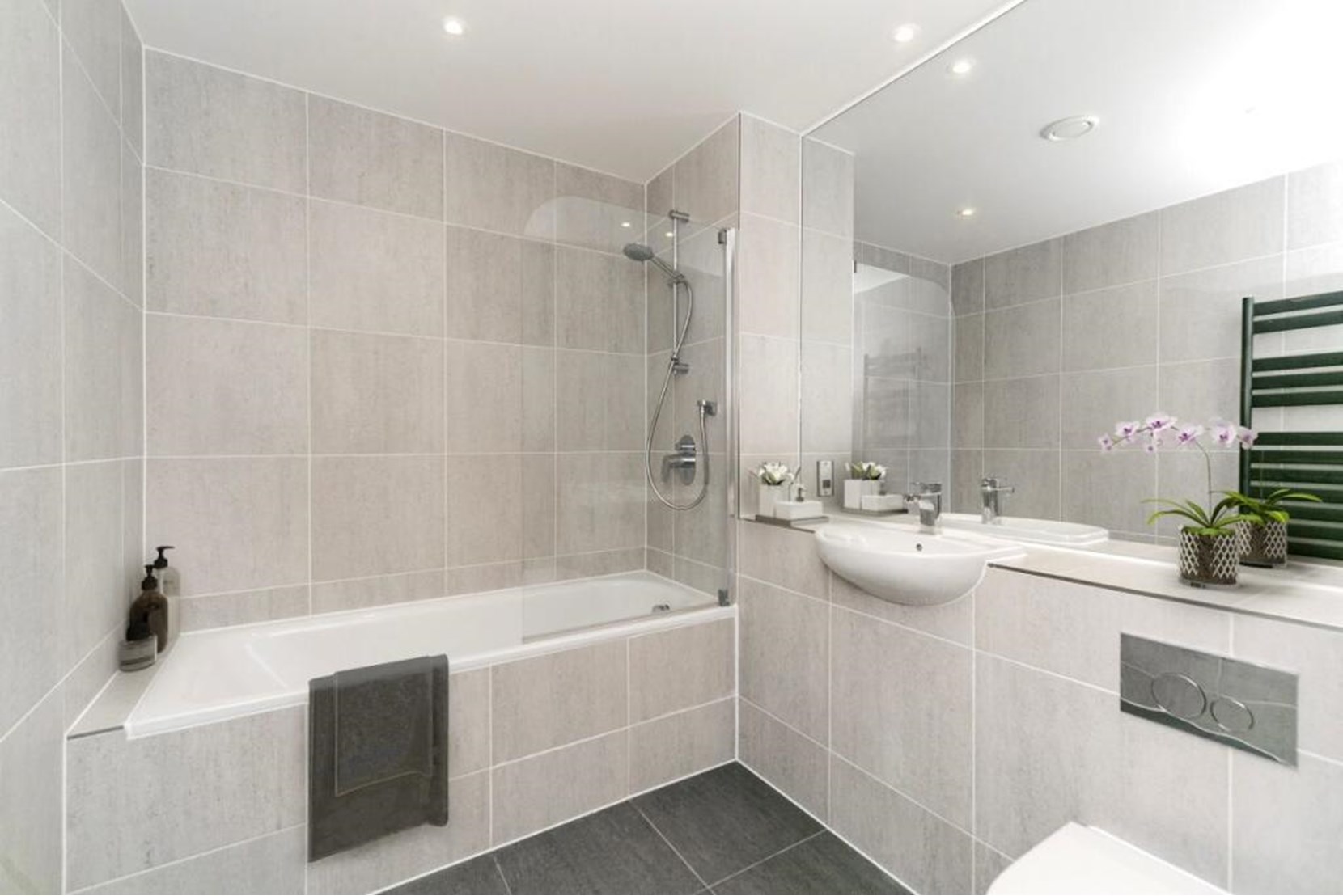Apartments to Rent by JLL at The Horizon, Lewisham, SE10, bathroom