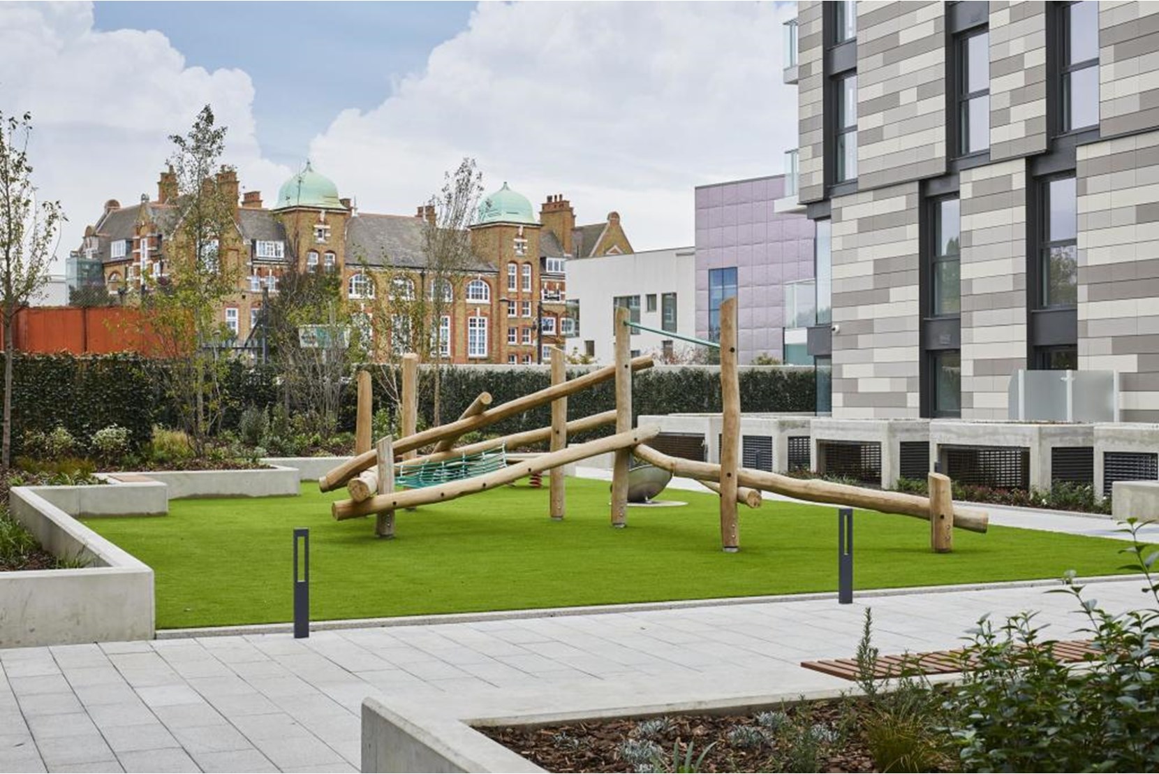 Apartments to Rent by Savills at The Highline, Tower Hamlets, E14, communal gardens