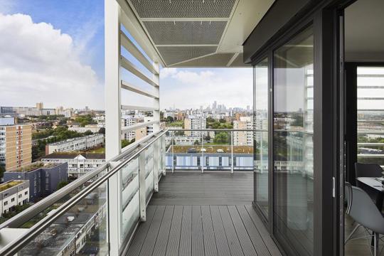 Apartments to Rent by Savills at The Highline, Tower Hamlets, E14, private balcony